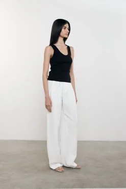 Ribbed Scoop Tank in Black